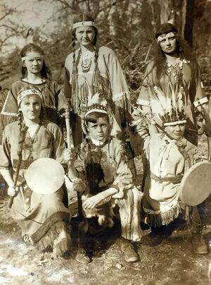 Wabanaki camp, 1916, Wahdaga dole vpravo s tomahawkem