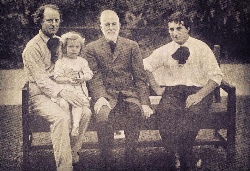 Elbert Hubbard, s vnučkou Lynnete, otcem Silasem a nejstarším synem Bertem (otcem Lynette).