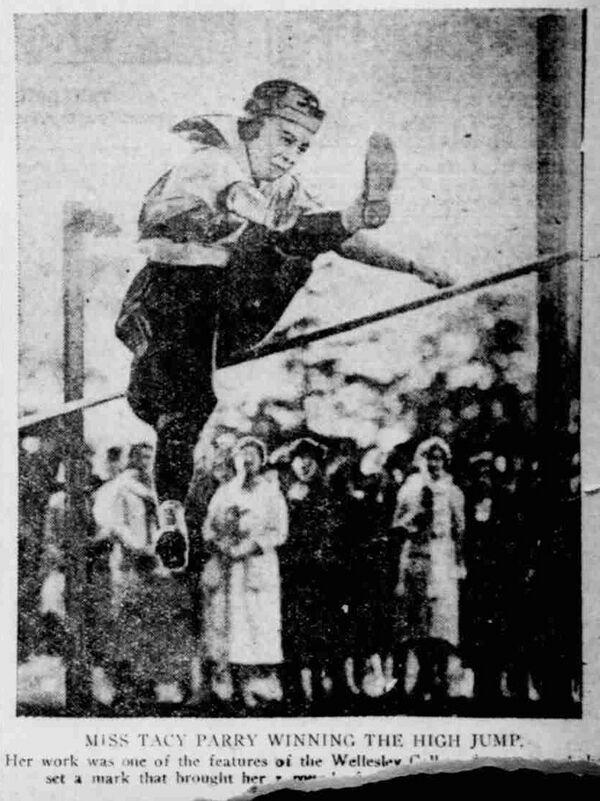 Tacy Parry vítězící ve skoku vysokém na Wellesley College. Říjen 1921