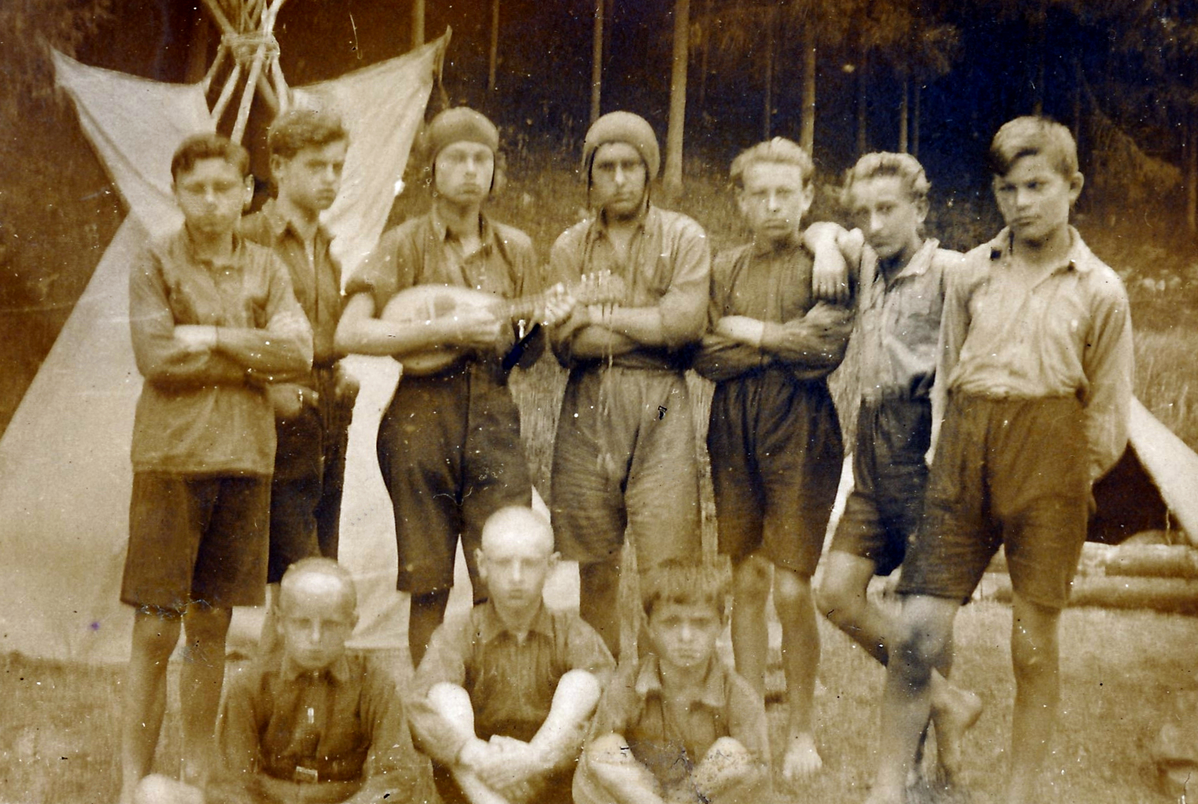 Účastníci tábora v Údolí mlh, příbramského kmene Synové Želvy roku 1924.