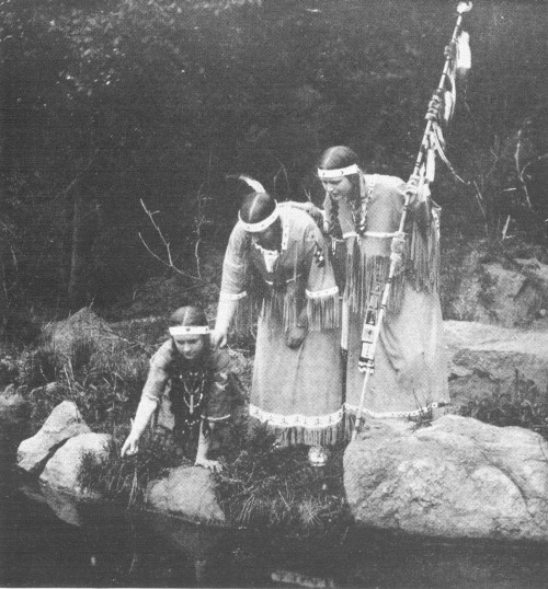 Soubor:The Woodcraft Girls at Camp 1916-illus1.jpg