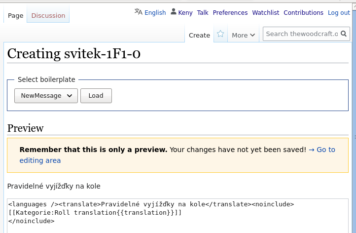 Zrzut ekranu okna edycyjnego, do którego kopiujemy z pamięci przygotowany kod strony do tłumaczenia nazwy aktu [[1F1]]. Domyślnym językiem strony jest zawsze czeski. Aktualnie wybrany język interfejsu nie ma znaczenia. Aby utworzyć stronę o wartości [[svitek-1F1-0]], musisz zapisać kod. Dopóki strona nie zostanie zapisana, nie będzie funkcjonować.