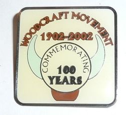 Pamětní odznak vydaný organizací Woodcraft Rangers je 100 letému výročí woodcrafterského hnutí