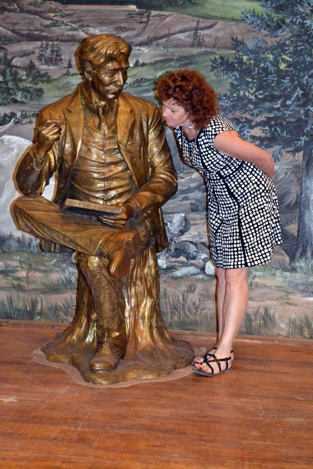 ￼Julie u sochy svého dědečka, Ernesta Thompsona Setona, vystavené v muzeu ve Philmont Scout Ranch.