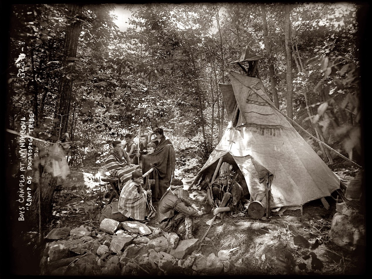 Kmen Pocotopaug (Horned Kingbirds), při táboření na Wyndygoulu v létě 1908