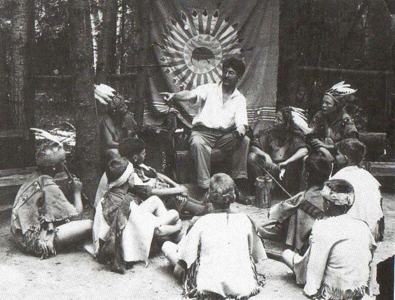 Soubor:Ernest Thompson Seton enthralls local Cos Cob youth with his many Indian tales - circa 1904..jpg