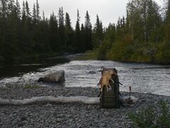 Řeka která nás několik dní provázela, kláda o kterou je batoh opřen je ohlodaná bobry